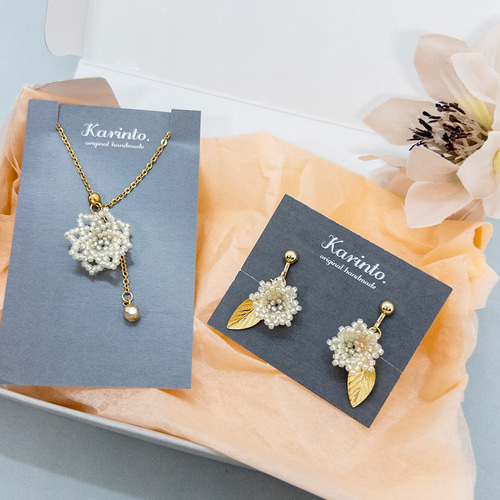 ビーズの花 ネックレス&イヤリング／ピアス セット ホワイト ゴールド 