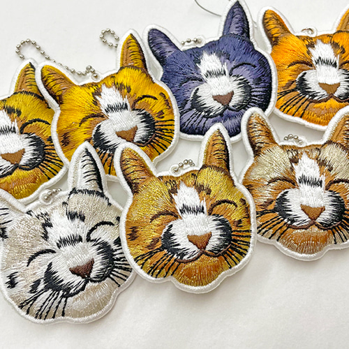 送料無料＊ ニコニコ 猫 チャーム リアル刺繍 キーホルダー