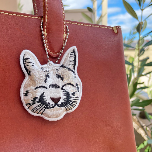 送料無料＊ ニコニコ 猫 チャーム リアル刺繍 キーホルダー ストラップ  