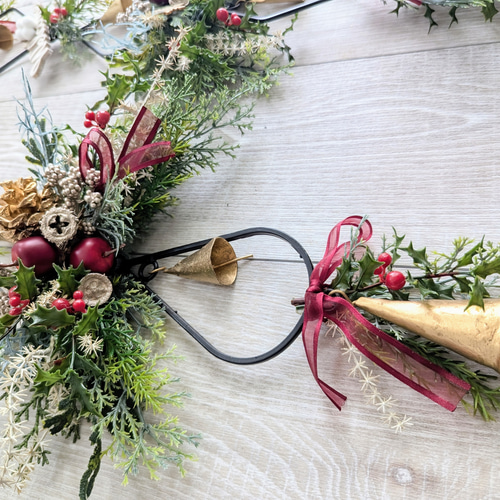 アイアンベルが鳴る　冬の実物を紡いだハーフ型　クリスマス　リース　ドライフラワー アイアンベルが鳴る 冬の実物を紡いだハーフ型 クリスマス