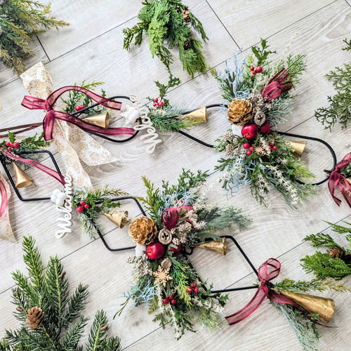 アイアンベルが鳴る　冬の実物を紡いだハーフ型　クリスマス　リース　ドライフラワー アイアンベルが鳴る 冬の実物を紡いだハーフ型 クリスマスリース