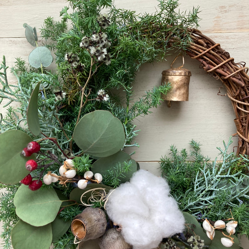 アイアンベル付き フレッシュグリーンのシンプルクリスマスリース