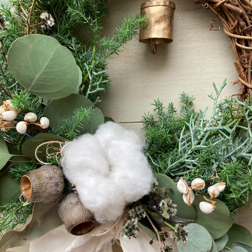 アイアンベル付き フレッシュグリーンのシンプルクリスマスリース