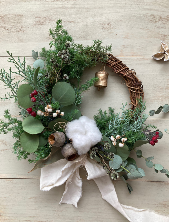アイアンベル付き フレッシュグリーンのシンプルクリスマスリース