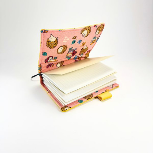 A6トラベラーズノートカバー｜レモンイエローのフェイクレザー＆ピンク