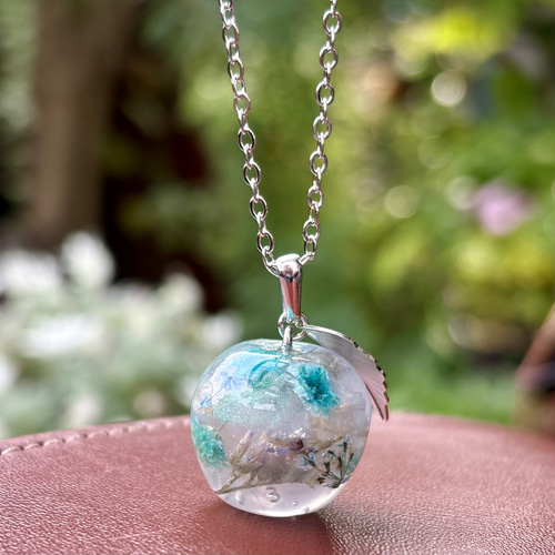 月の型　ドライフラワー　ネックレス　天然石 ドライフラワーの林檎ネックレス(ブルー) ネックレス・ペンダント