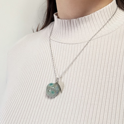 ドライフラワーの林檎ネックレス(ブルー) ネックレス・ペンダント