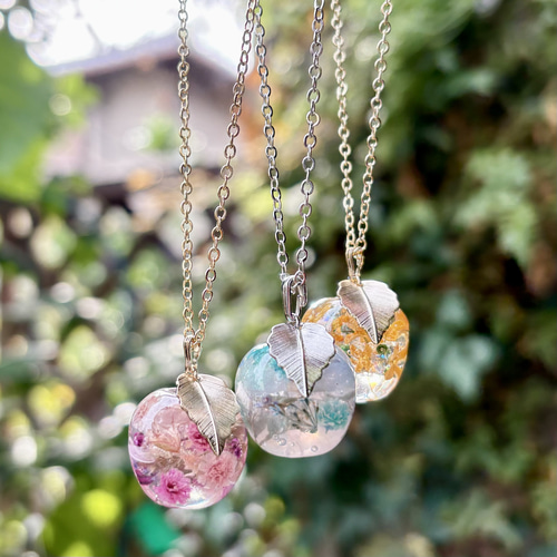 ドライフラワーの林檎ネックレス(ブルー) ネックレス・ペンダント