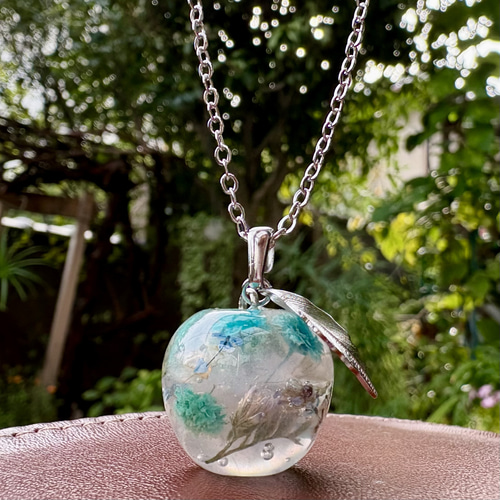 ドライフラワーの林檎ネックレス(ブルー) ネックレス・ペンダント