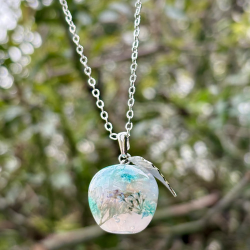 ドライフラワーの林檎ネックレス(ブルー) ネックレス・ペンダント