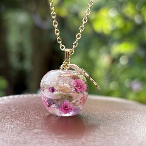 ドライフラワーの林檎ネックレス(ピンク) ネックレス・ペンダント