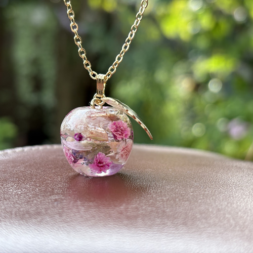 ドライフラワーの林檎ネックレス(ピンク) ネックレス・ペンダント