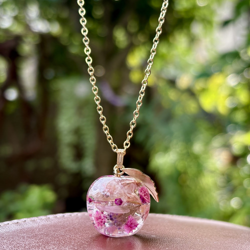 ドライフラワーの林檎ネックレス(ピンク) ネックレス・ペンダント