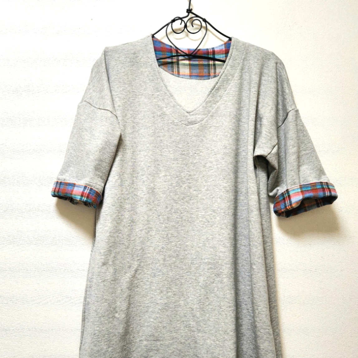 ミニ裏毛のシンプルチュニック      　　　　　　　　　リネンチェック見返し袖口