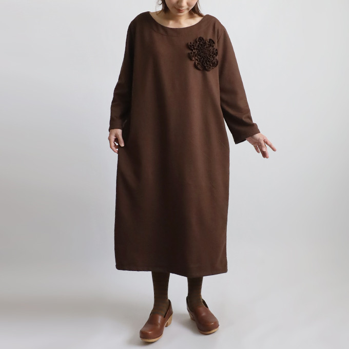 ラスト１　最終ＳＡＬＥ　１１２cm　裏パイル スウェット生地 　花コサージュ付ワンピース茶G66A