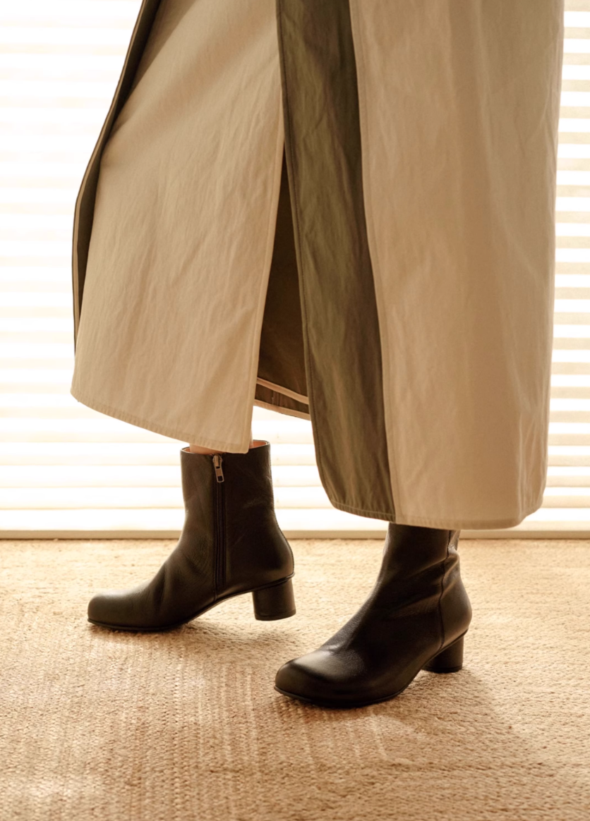日本製ラムスキンショートブーツ 筒型ミッドヒールブーツ 柔らかく軽量なラージトゥブーツ ブラック