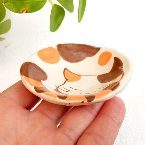 三毛猫イラスト豆皿 7.5cm 動物の陶器 受注製作 薬味皿・豆皿 工房しろ