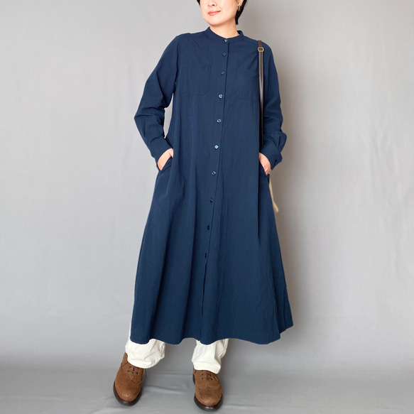 ナチュラルな風合いの綿麻ワンピース〈ネイビー〉大人 レディース 長袖