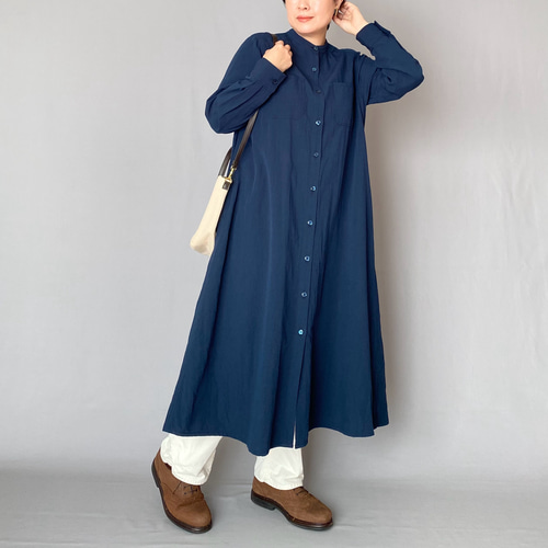 ナチュラルな風合いの綿麻ワンピース〈ネイビー〉大人 レディース 長袖