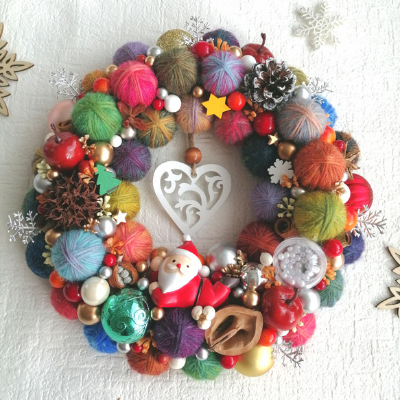 カラフルでにっこり☆毛糸玉のクリスマスリース〜寝転びサンタさんと