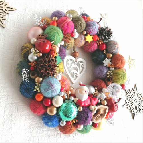 カラフルでにっこり☆毛糸玉のクリスマスリース〜寝転びサンタさんと