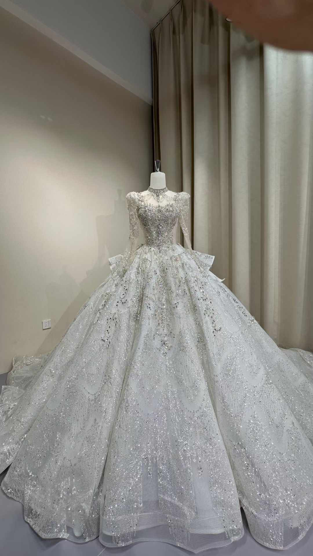 お買い得！韓国スタイル　キラキラ　長袖　冬婚　ロング丈　ホルターネック　ウェディングドレス　フレアスカート前撮り結婚式