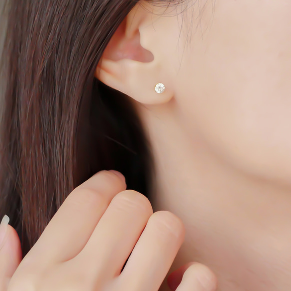 モアサナイトの一粒ピアス 4ｍｍ クリア サージカルステンレス　金属アレルギー対応　モアッサナイト　金アレ対応　小粒 2枚目の画像