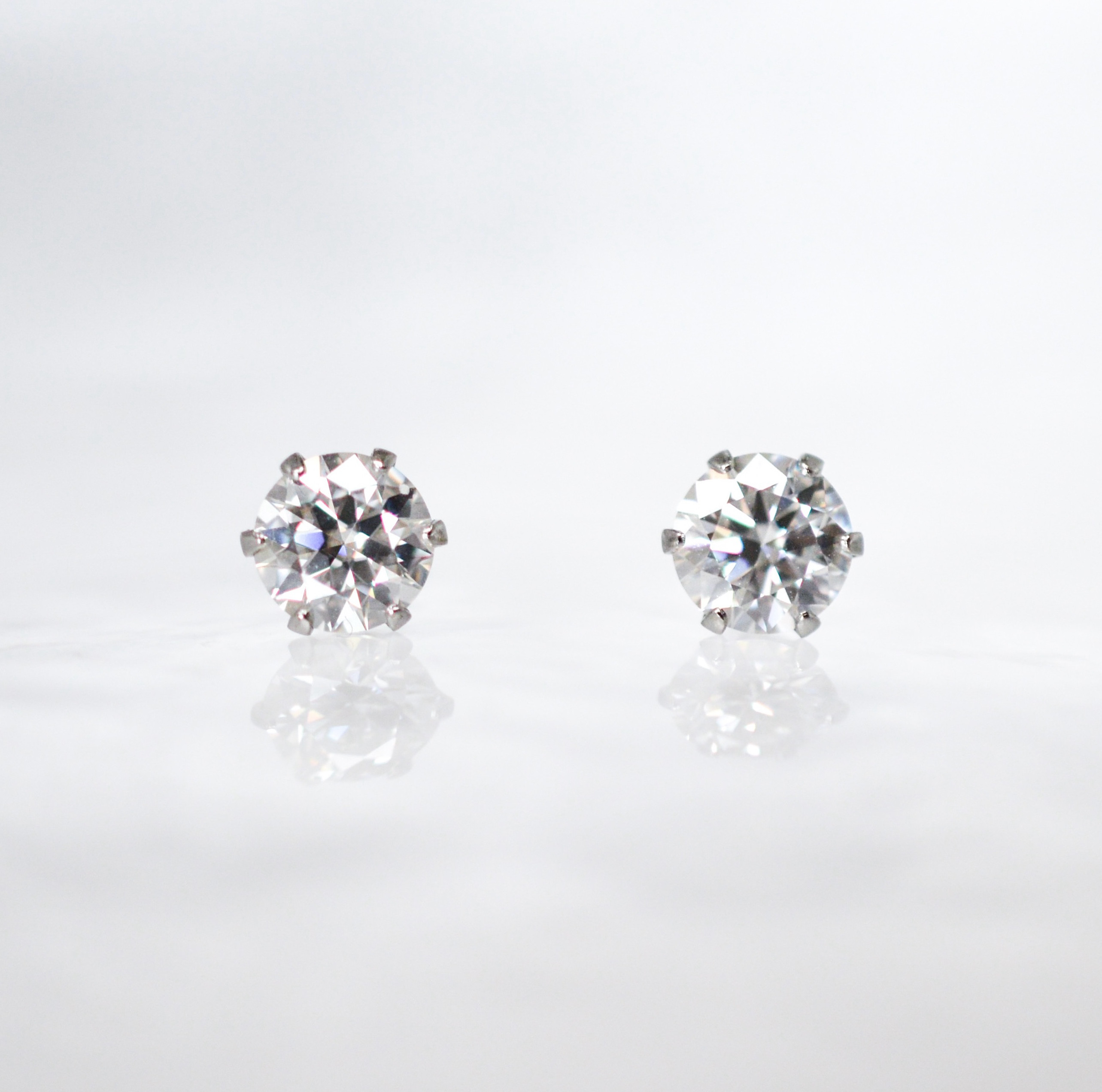 【大粒モアサナイトのシンプルな一粒スタッドピアス】クリア / 6mm / サージカルステンレス / つけっぱなしOK