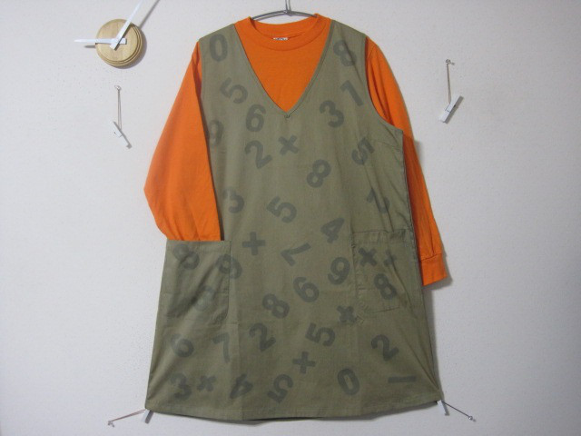 １点　ジャンスカ　【電卓オールナンバー】カーキ　カフェ／ガーデニング／キッチン／Ｖネック／ワーク／Ａライン／料理