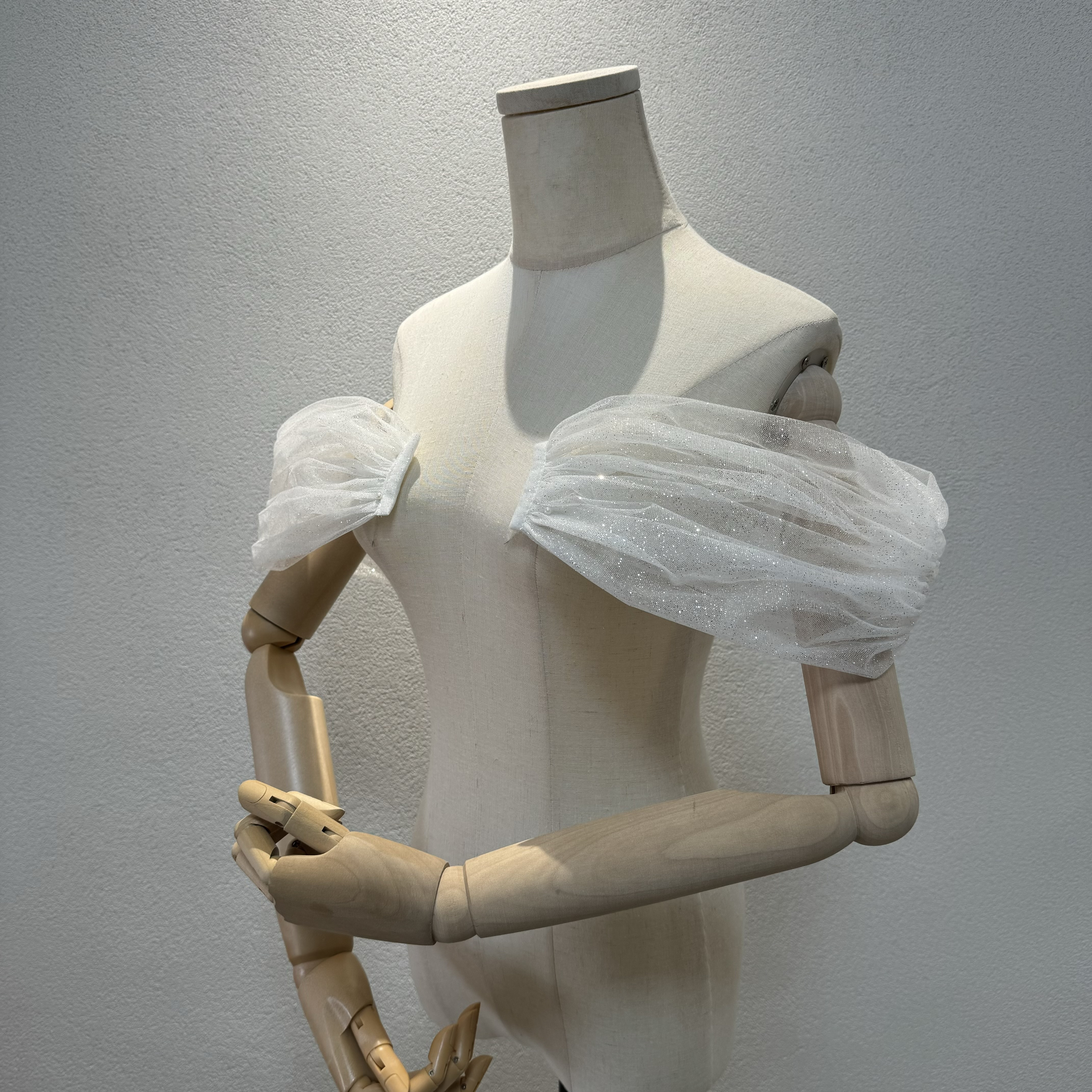 大人気上昇中！キラキラ　チュール　取り外し可能お袖　二の腕カバー　カラー変更可能　オフショルダーの付け袖　優雅ウェディン