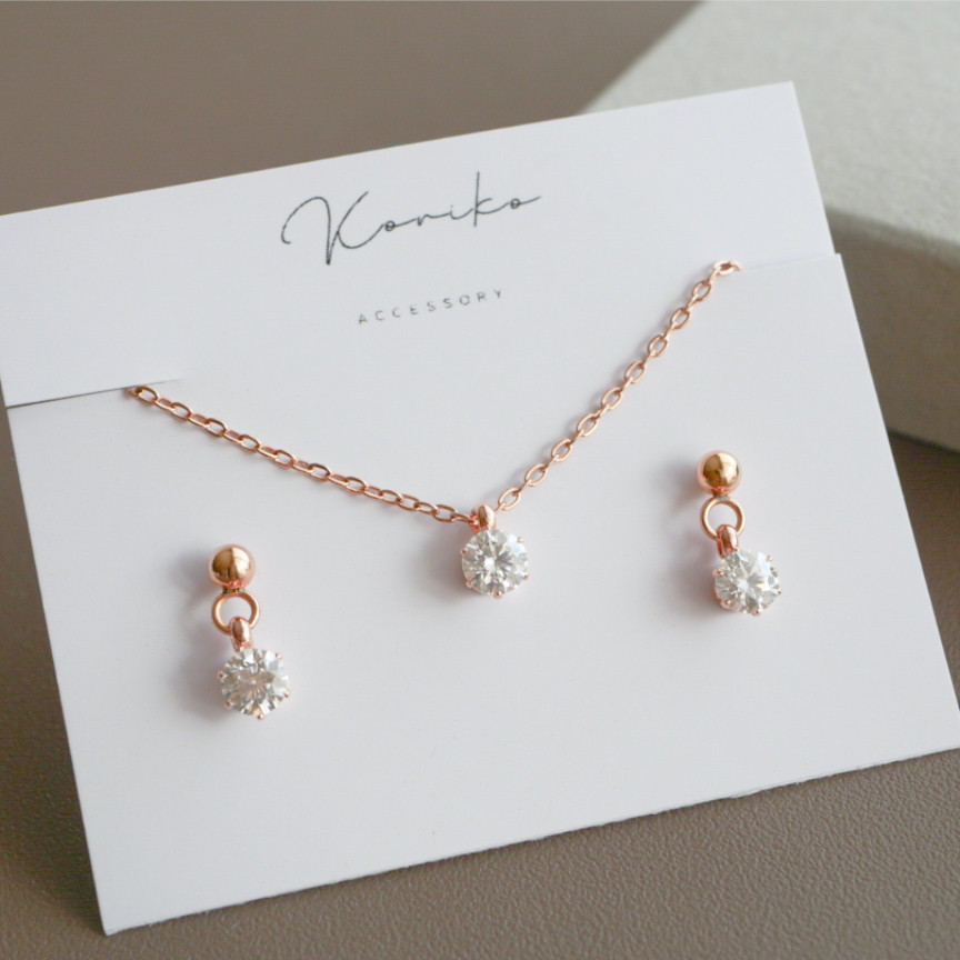 【洗練された輝き】モアサナイトの一粒揺れるピアスとネックレスの2点セット　クリア　サージカルステンレス　プレゼント