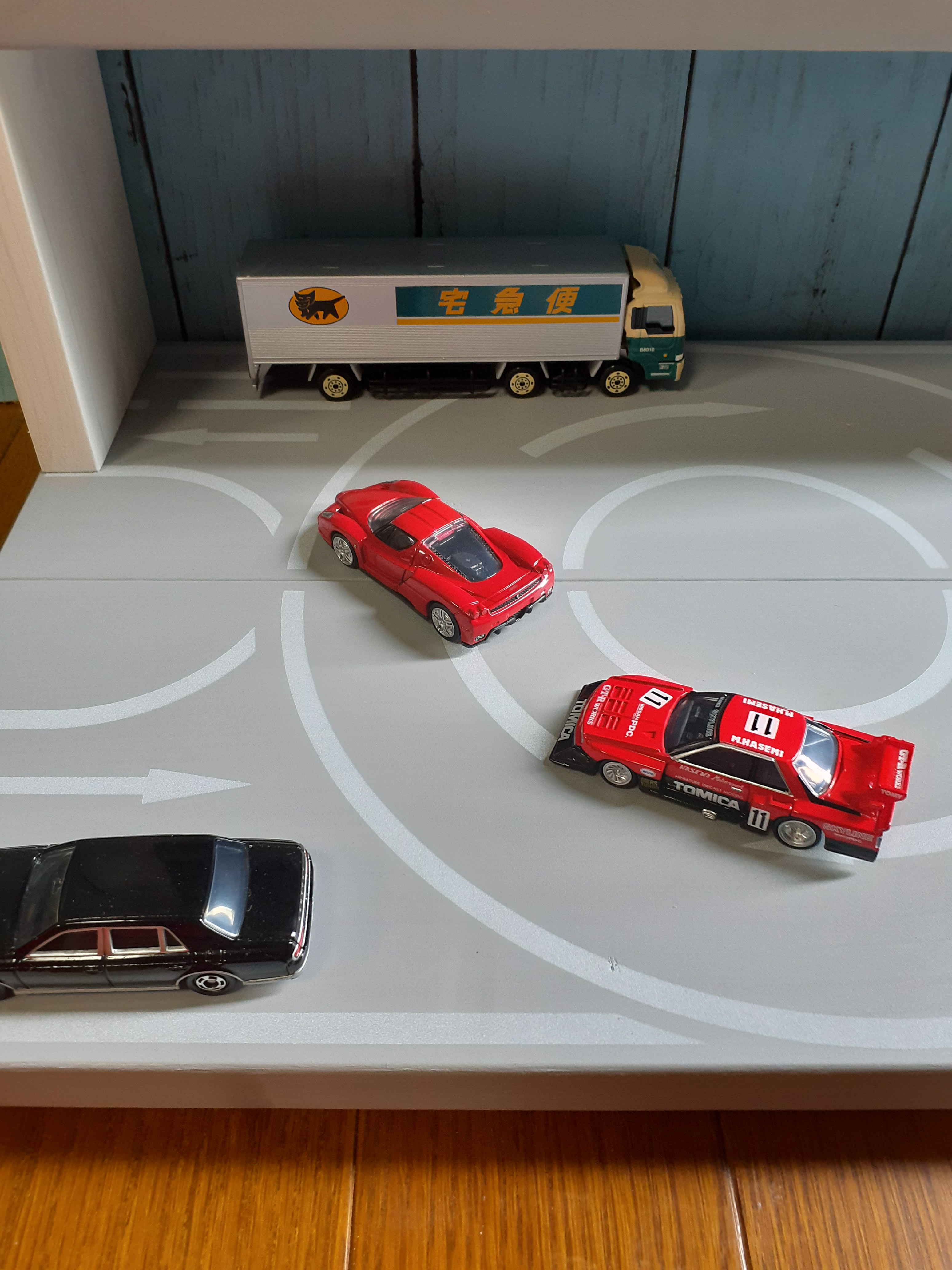 自作ミニカー収納棚10段90台ロータリー交差点付きトミカホットウィール