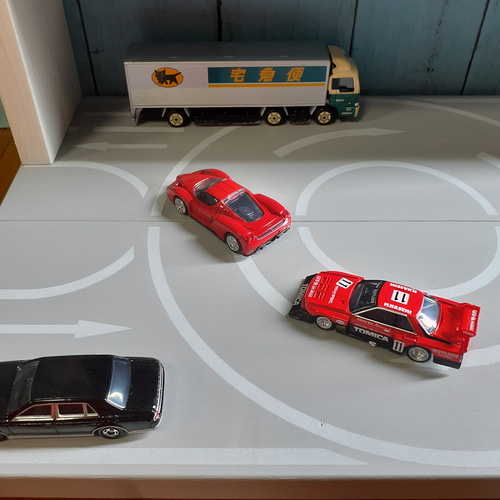 特別オファー 10段ミニカー90台収納棚ロータリー交差点付きトミカホット ミニカー