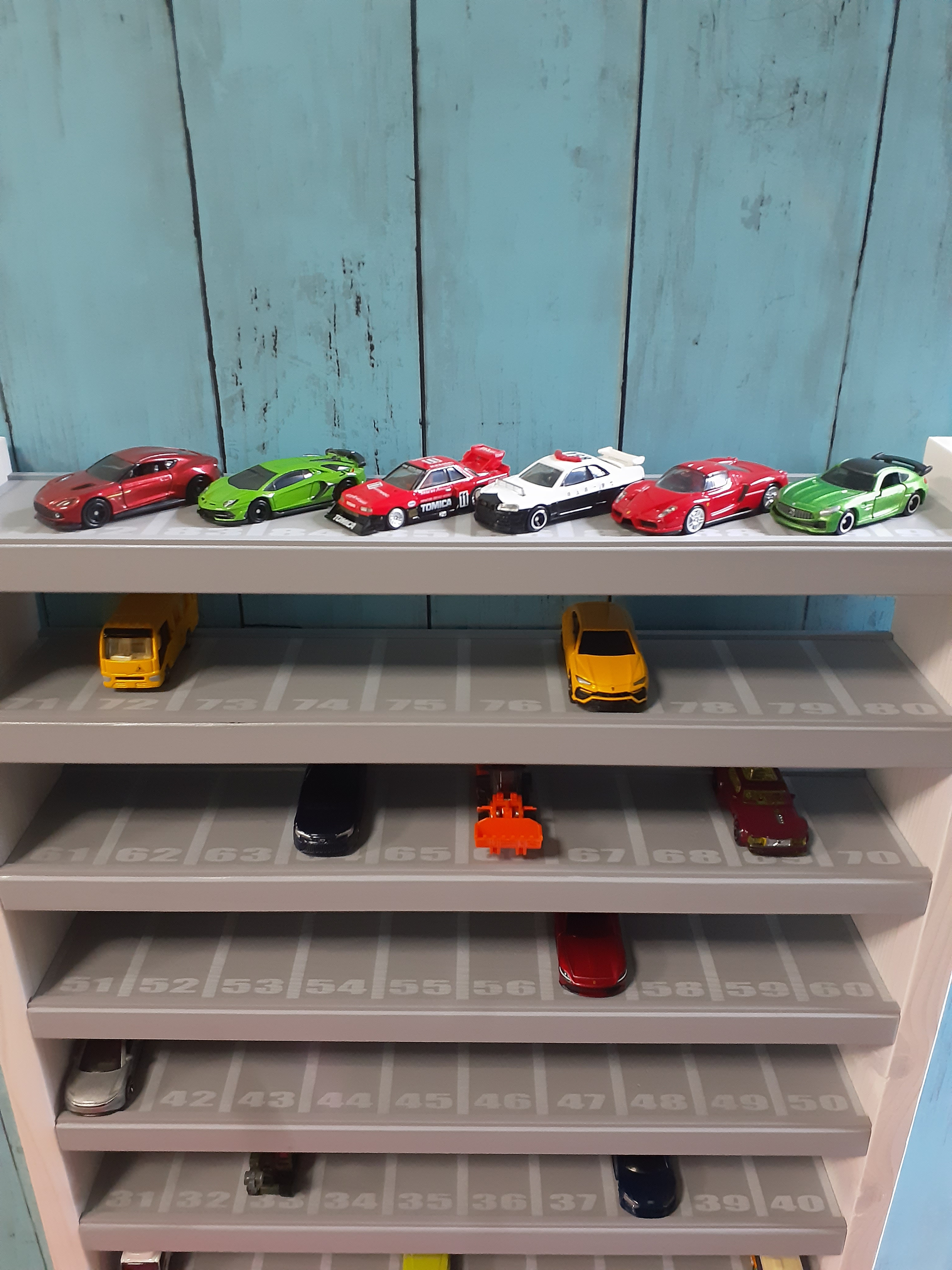 自作ミニカー収納棚10段90台ロータリー交差点付きトミカホットウィール