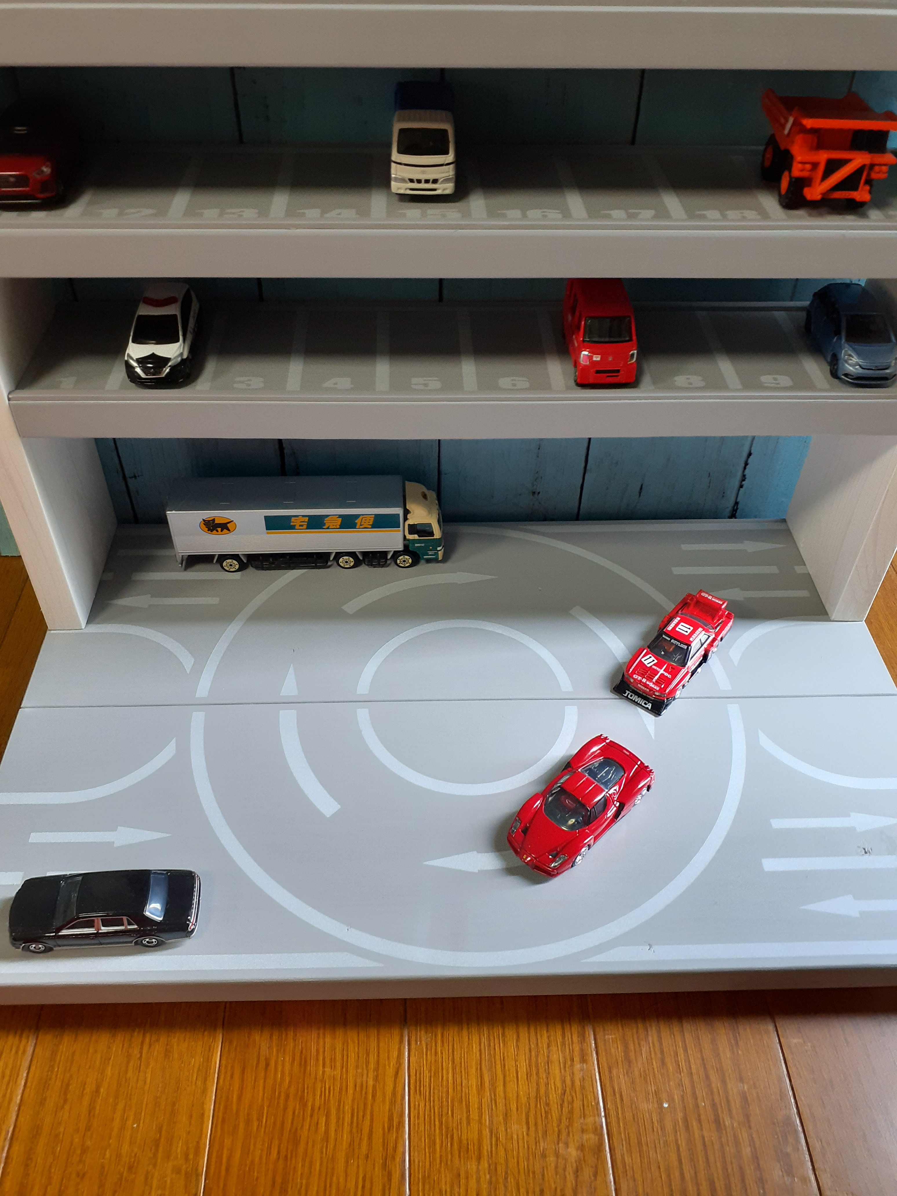 自作ミニカー収納棚10段90台ロータリー交差点付きトミカホットウィール