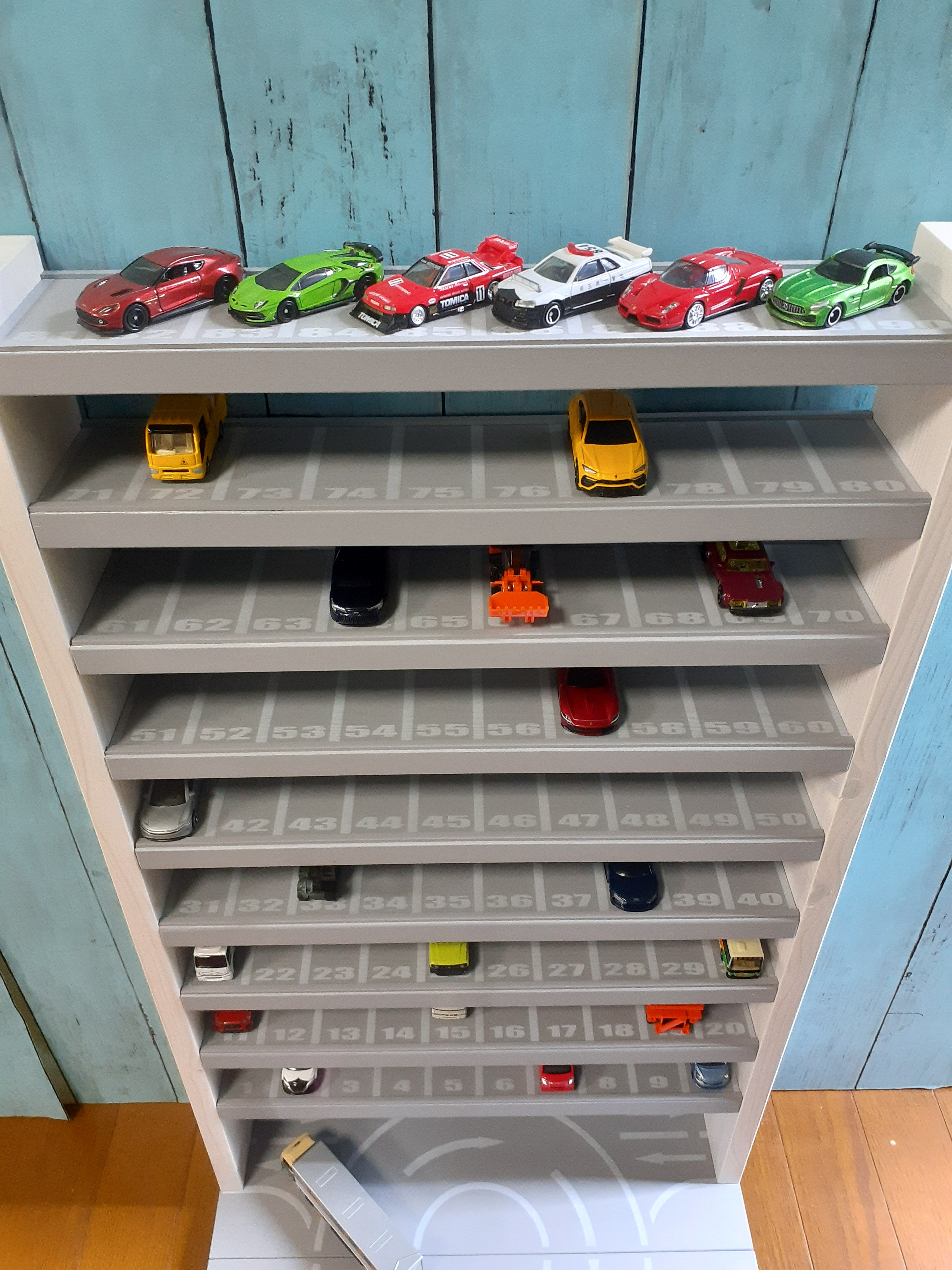 自作ミニカー収納棚10段90台ロータリー交差点付きトミカホットウィール