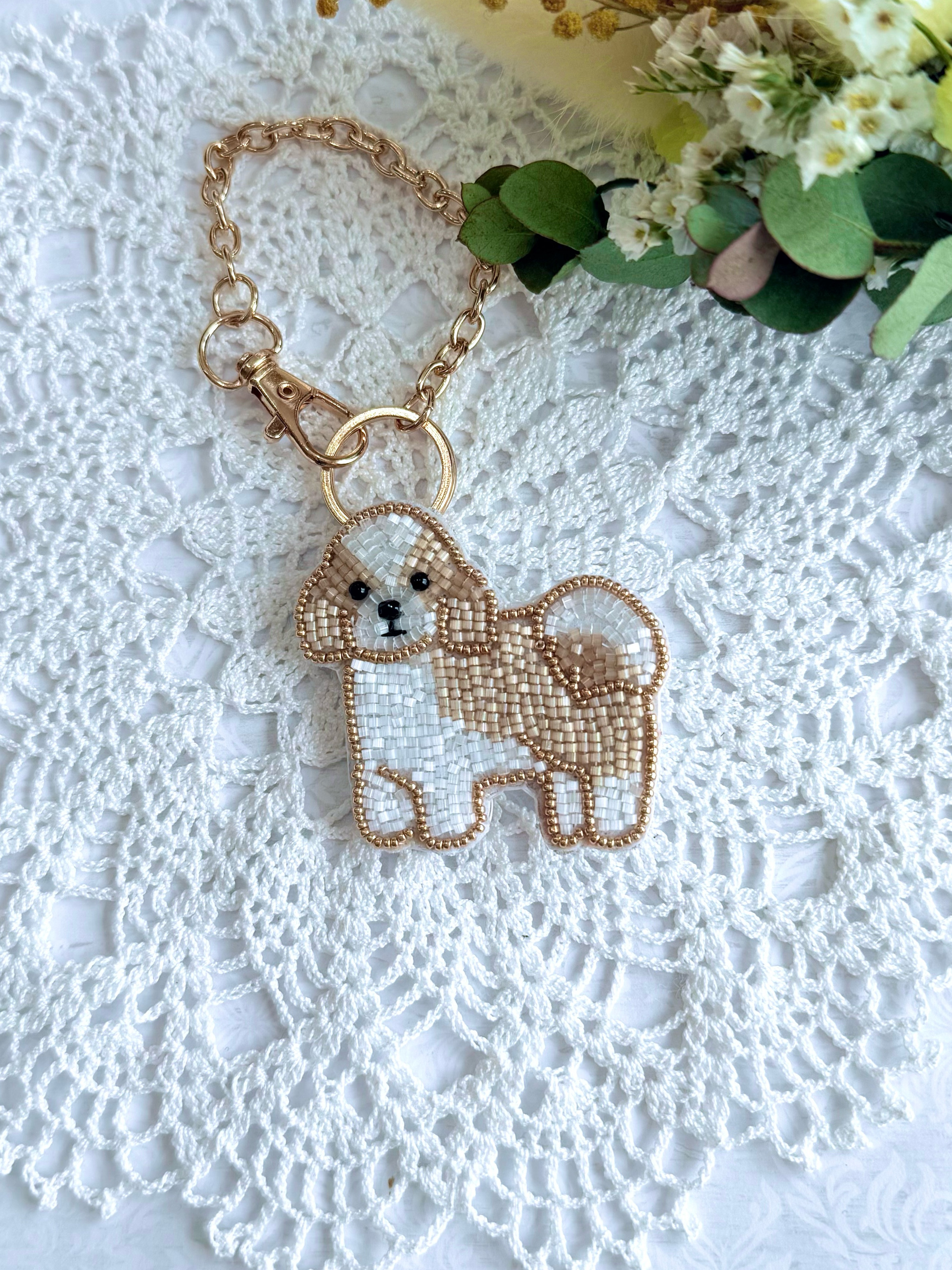 2way】ビーズ刺繍のうちの子ブローチ、バッグチャーム・シーズー