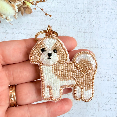 2way】ビーズ刺繍のうちの子ブローチ、バッグチャーム・シーズー