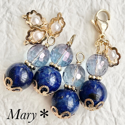 大人かわいい天然石♡ラピスラズリのフラワーカービングチャーム