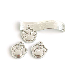 ejp672【2個入り】猫の肉球 真鍮製 シルバー チャーム 4枚目の画像