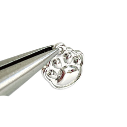 ejp672【2個入り】猫の肉球 真鍮製 シルバー チャーム 2枚目の画像