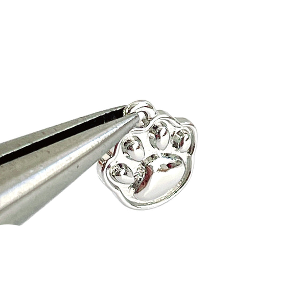 ejp672【2個入り】猫の肉球 真鍮製 シルバー チャーム 2枚目の画像