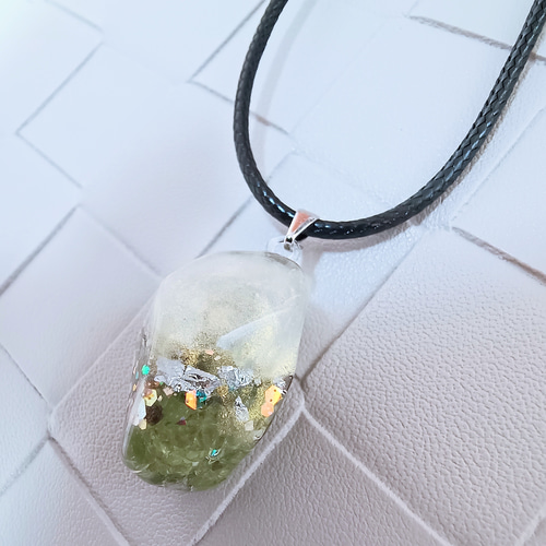 雪解け鉱石ネックレス レジン 天然石 ペリドット ラピスラズリ