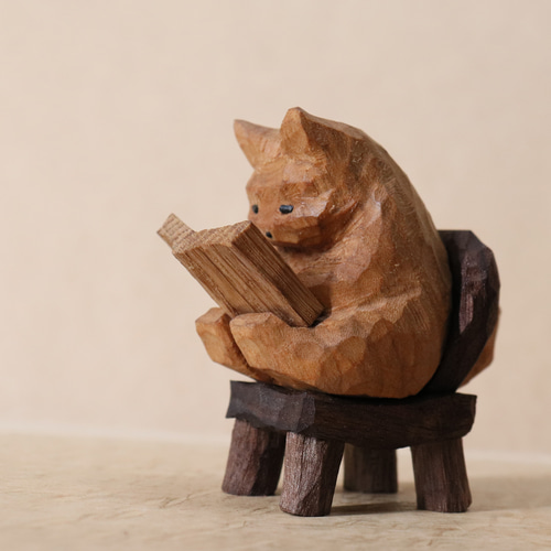 お気に入りの椅子に座って毒キノコの本を読む猫」木彫り 木製 ネコの