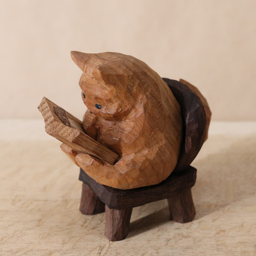 お気に入りの椅子に座って毒キノコの本を読む猫」木彫り 木製 ネコの