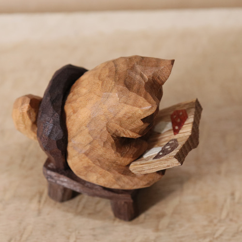 ハンドメイド 木で作ったネコ型の小イス／置物 ハンドメイド 木で作っ