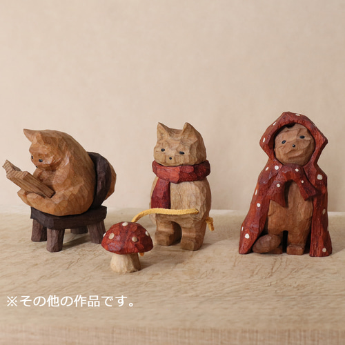 毒キノコを散歩させている赤いマフラーの猫」木彫り 木製 ネコの置物