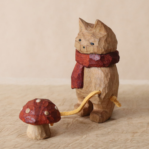 毒キノコを散歩させている赤いマフラーの猫」木彫り 木製 ネコの