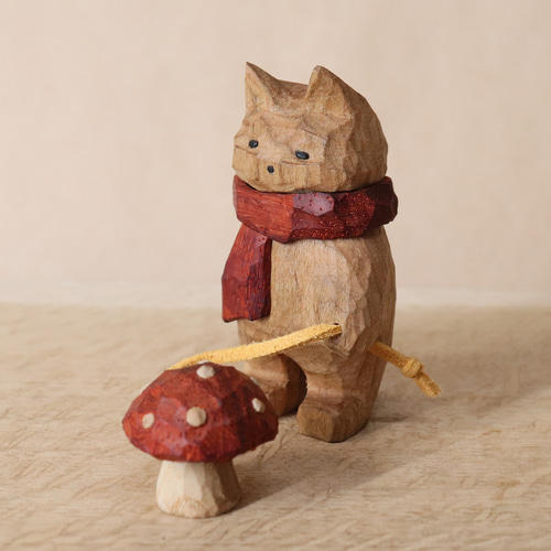 毒キノコを散歩させている赤いマフラーの猫」木彫り 木製 ネコの