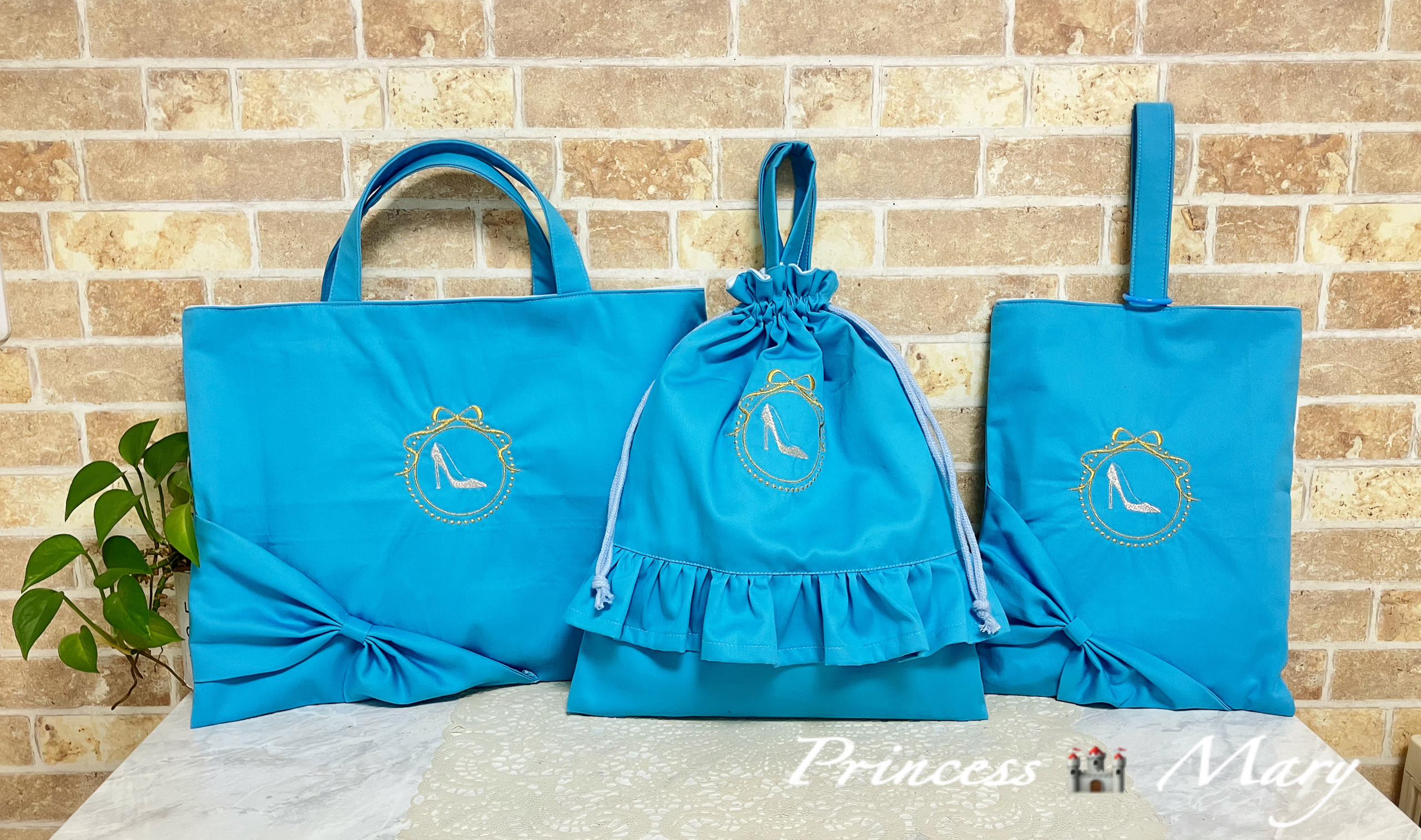 【受注製作】プリンセスのような刺繍入りレッスンバッグ、シューズバッグ、体操着袋　ブルー